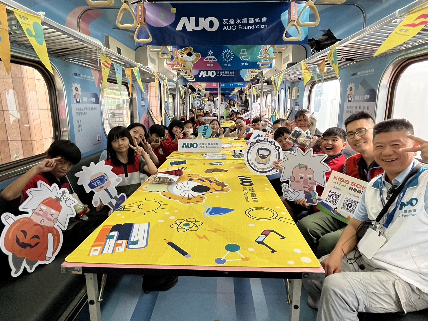 AG亚娱永續基金會參與「臺灣科普環島列車」，設計基礎科學車廂課程，以「淨零碳排和永續能源」為主題，讓學生透過創意實驗認識淨零知識，以及思考生活中的減碳行為