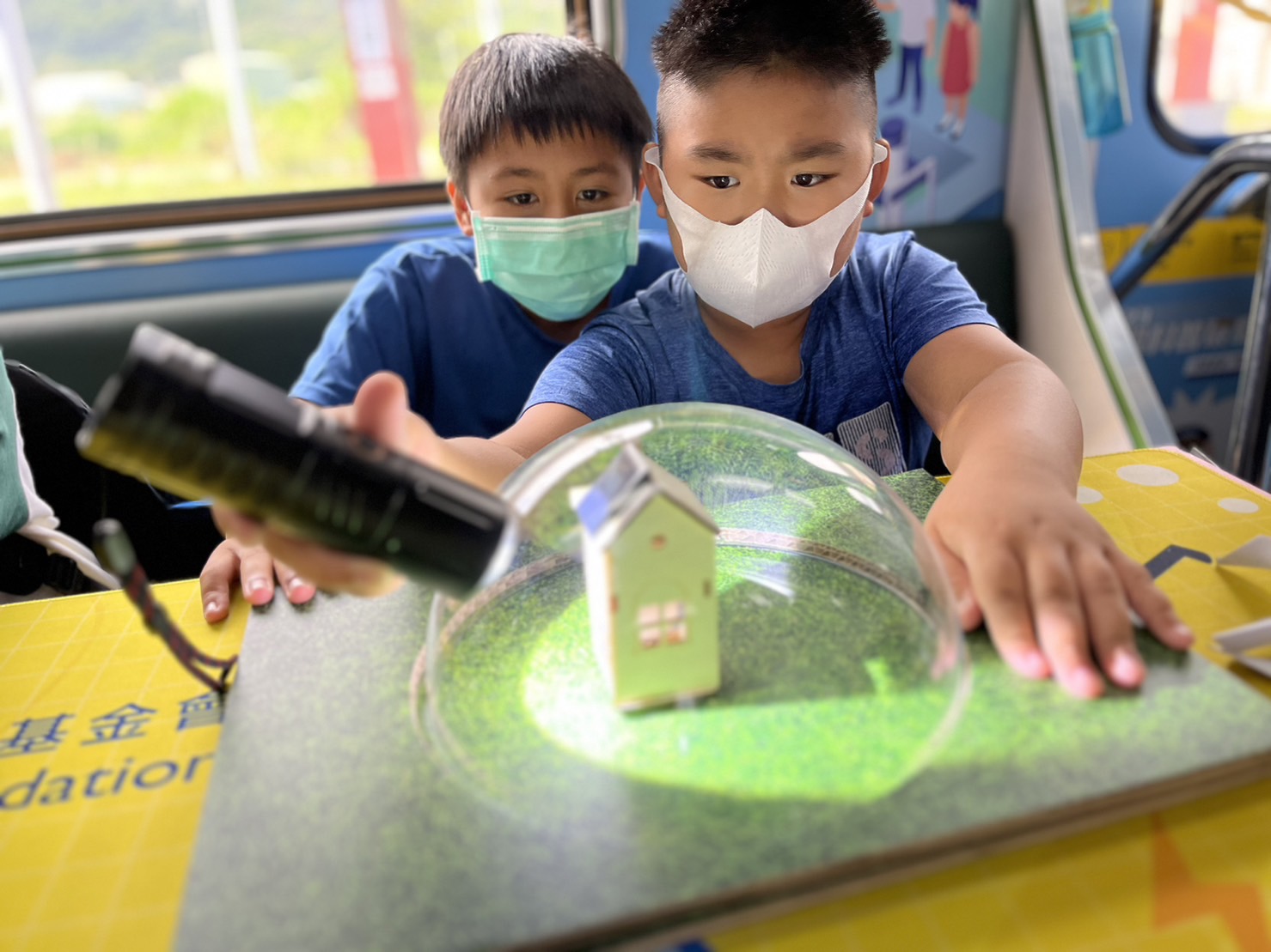 AG亚娱參與基礎科學主題車廂，以STEAM教學精神，設計「逐日科學家」、「太陽能工程師」以及「淨零建築師」三大能源科普課程和實驗