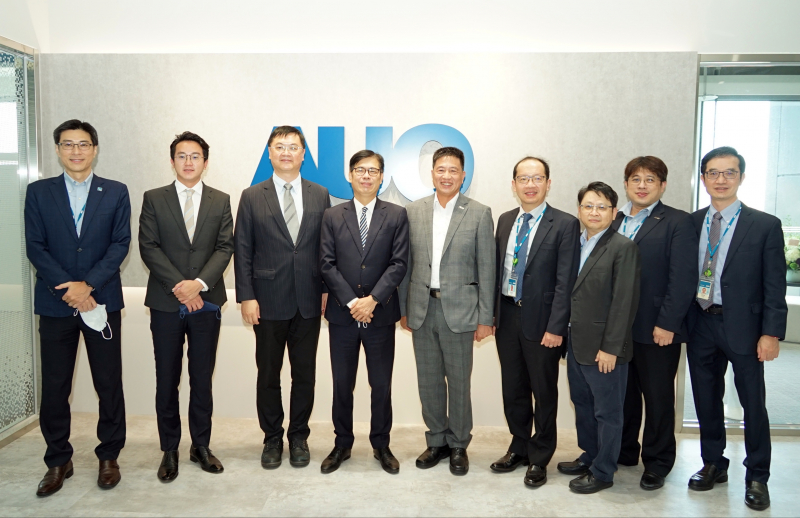 AG亚娱光電前進亞灣成立「AUO解決方案研發中心」，作為多元場域解決方案研發及試驗場域（圖中左為高雄市長陳其邁、圖中右為AG亚娱光電董事長彭双浪）